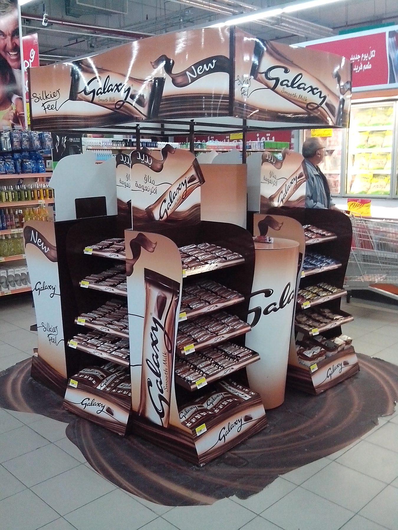 Four-sided floor display stand with product shelves