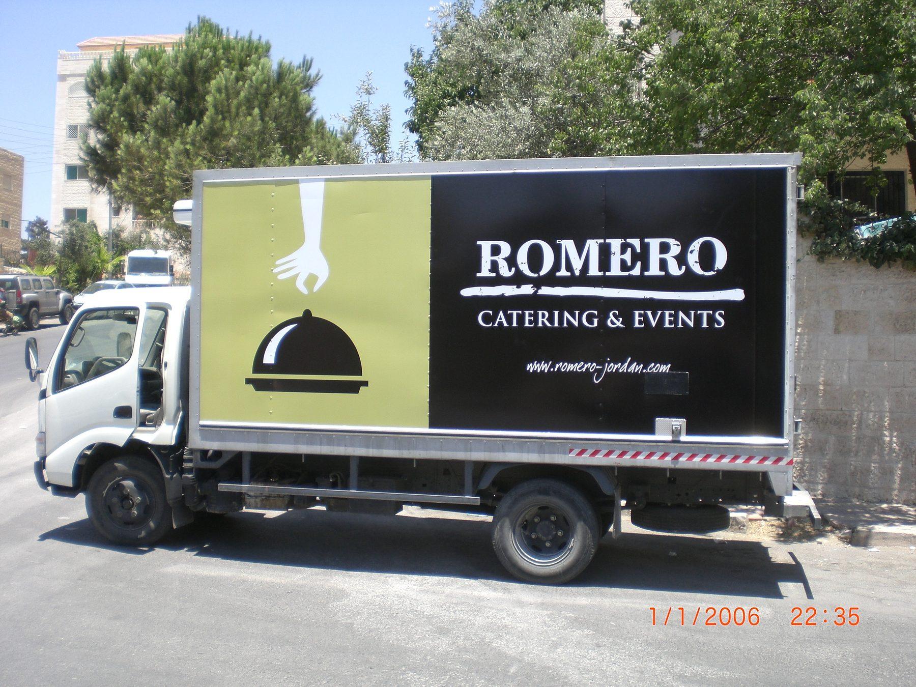 Side panel with serving-cloche icon and wordmark