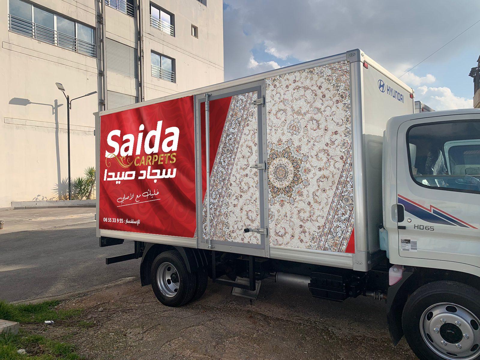 Box truck side with a carpet-pattern panel