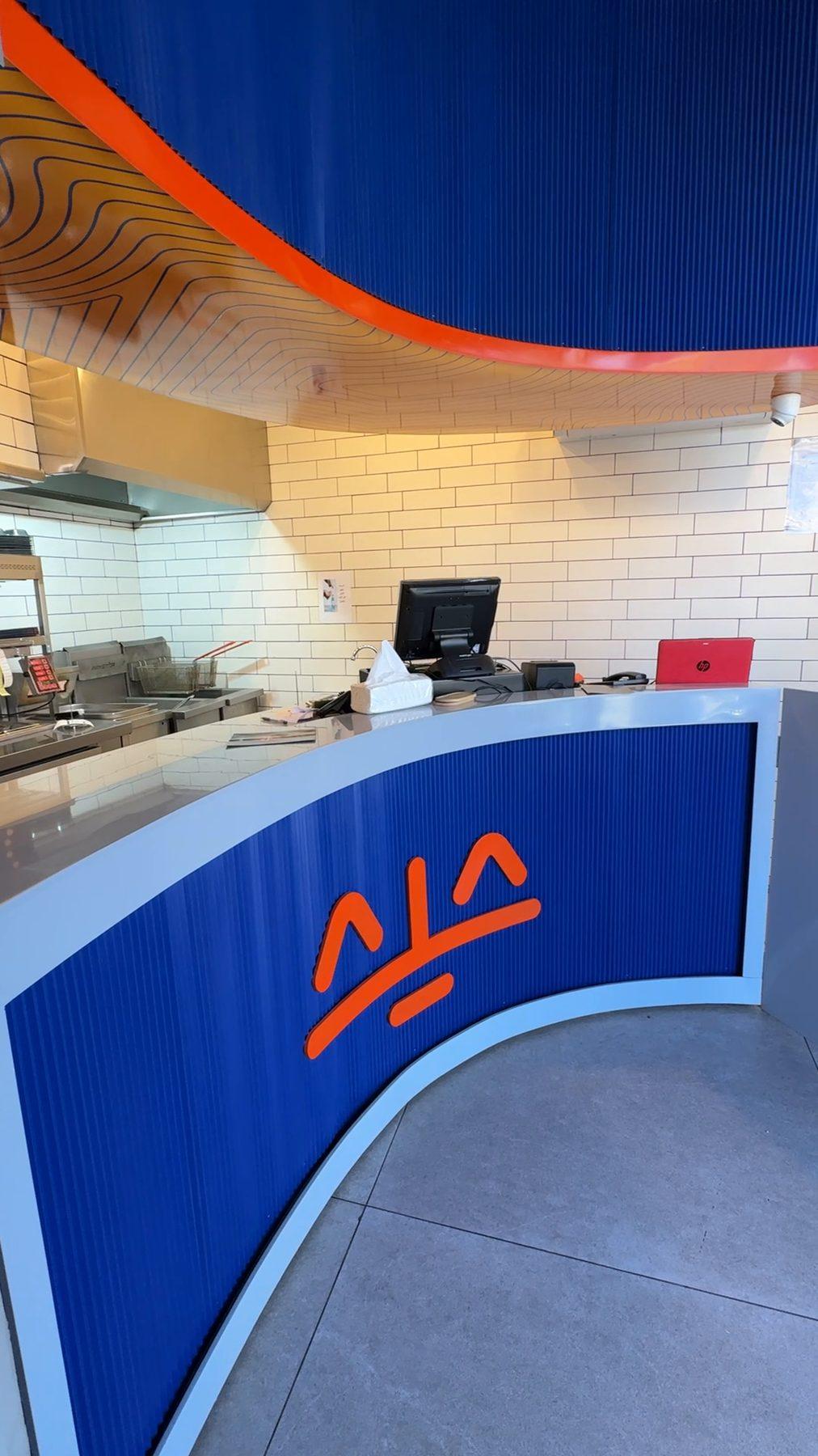 The counter wrapping round to the kitchen pass.