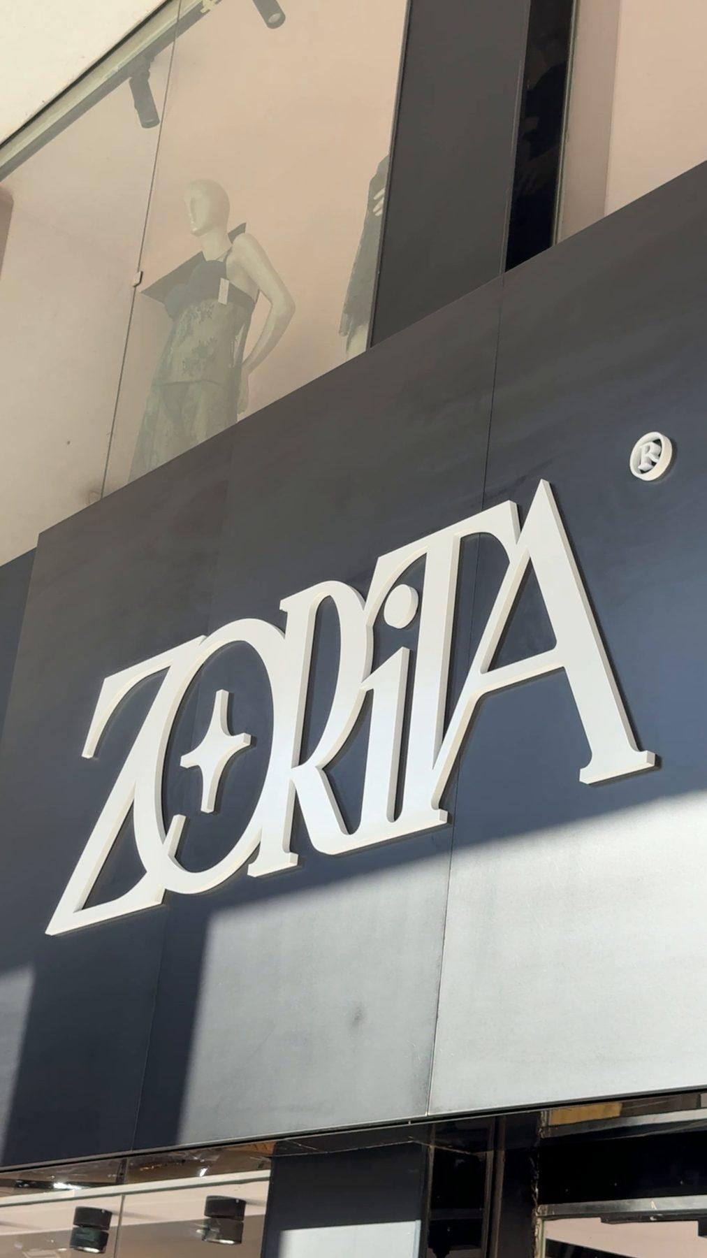 The fascia logo up close.